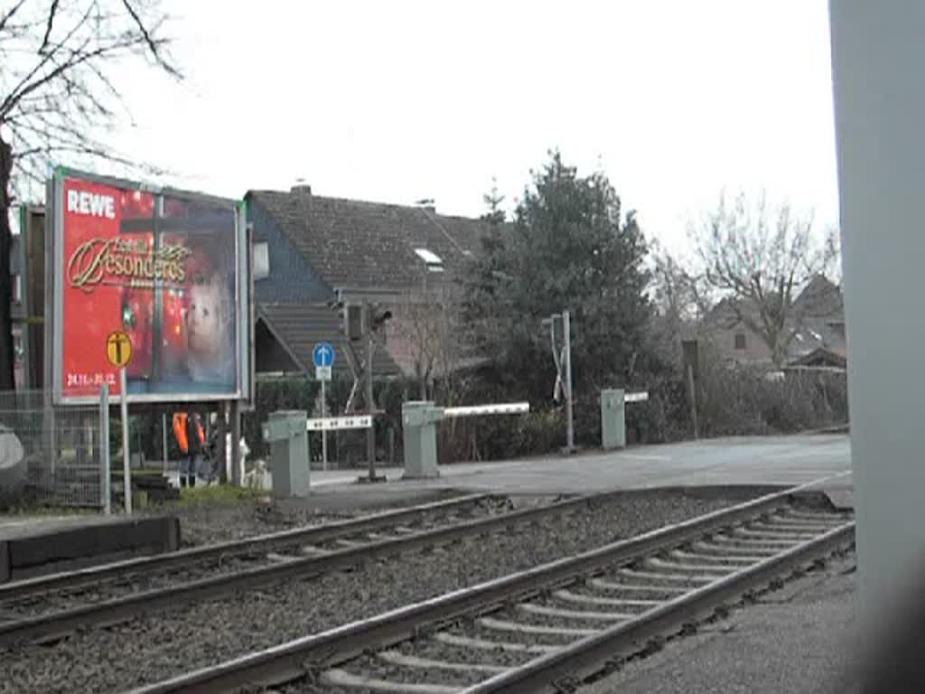 3 Niederlndische Staatsbahn Loks der Serie 6400/6500 mit deutschen Kohlewaggons.Hier durchfahren sie den Bahnhof Wesel-Feldmark.So ein Zug fhrt mindestens 2mal in einer Stunde ber die Betuwe Linie, in jede Richtung.
