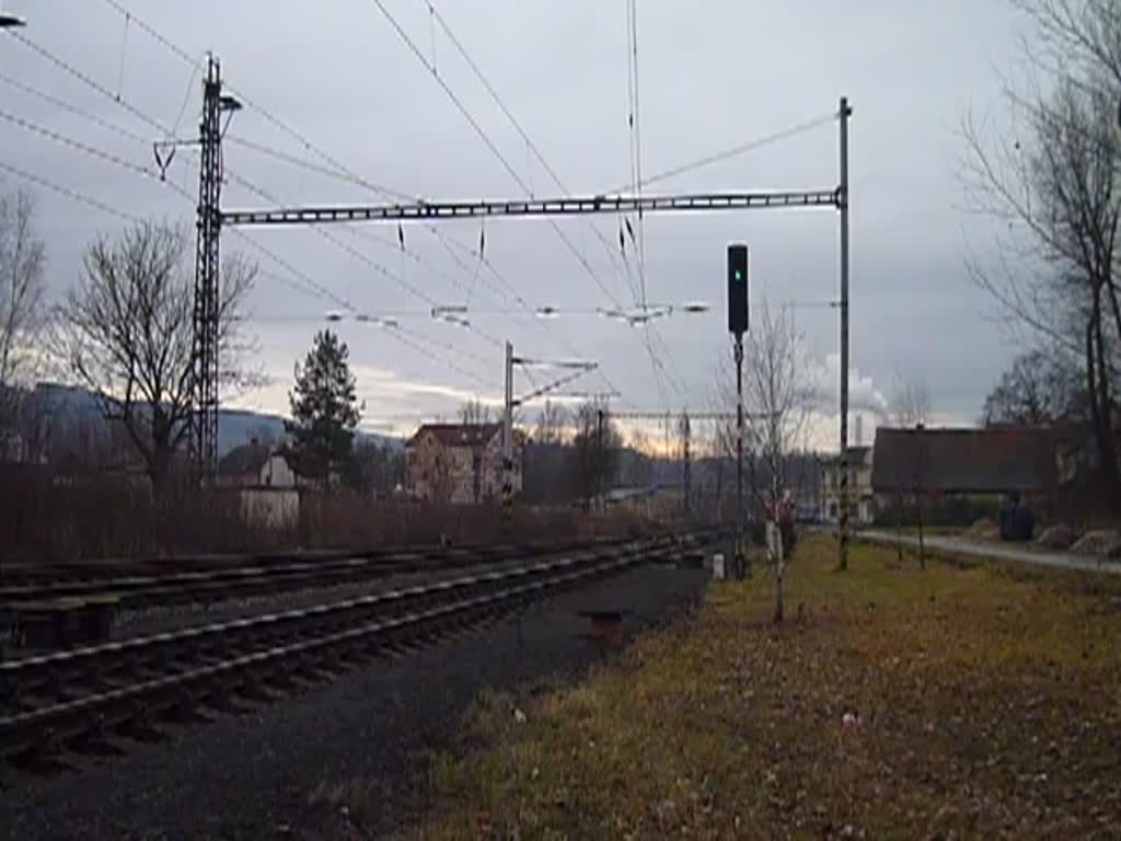 362 019-2 zu sehen mit einem Schnellzug in Citice. Er kam von Cheb und fährt nach Prag.