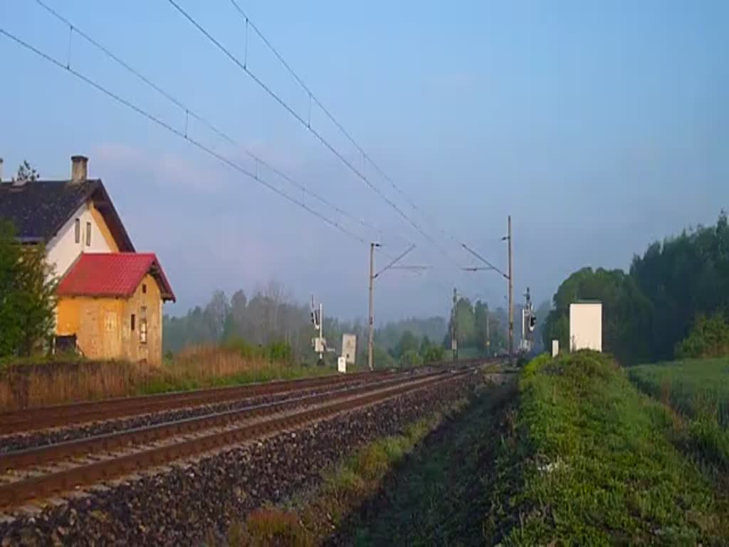 362 057-2 hier am 13.05.15 mit einem Schnellzug in Chotikov