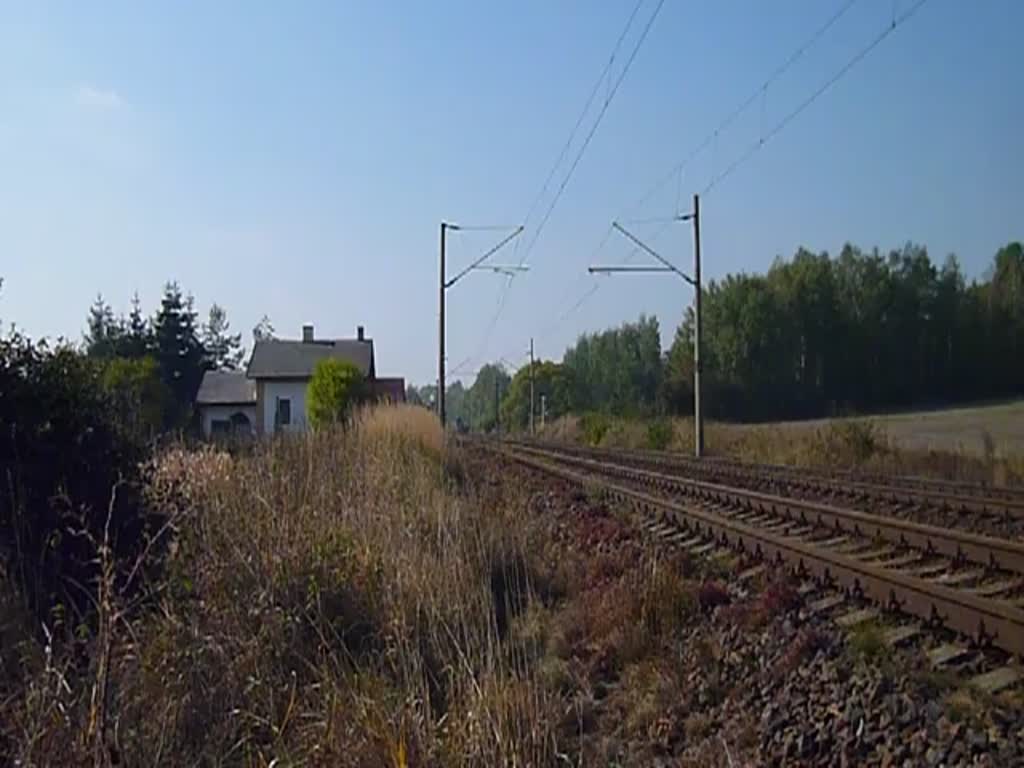 362 086 mit dem Schnellzug nach Prag, zusehen am 08.10.13 in Chotíkov 