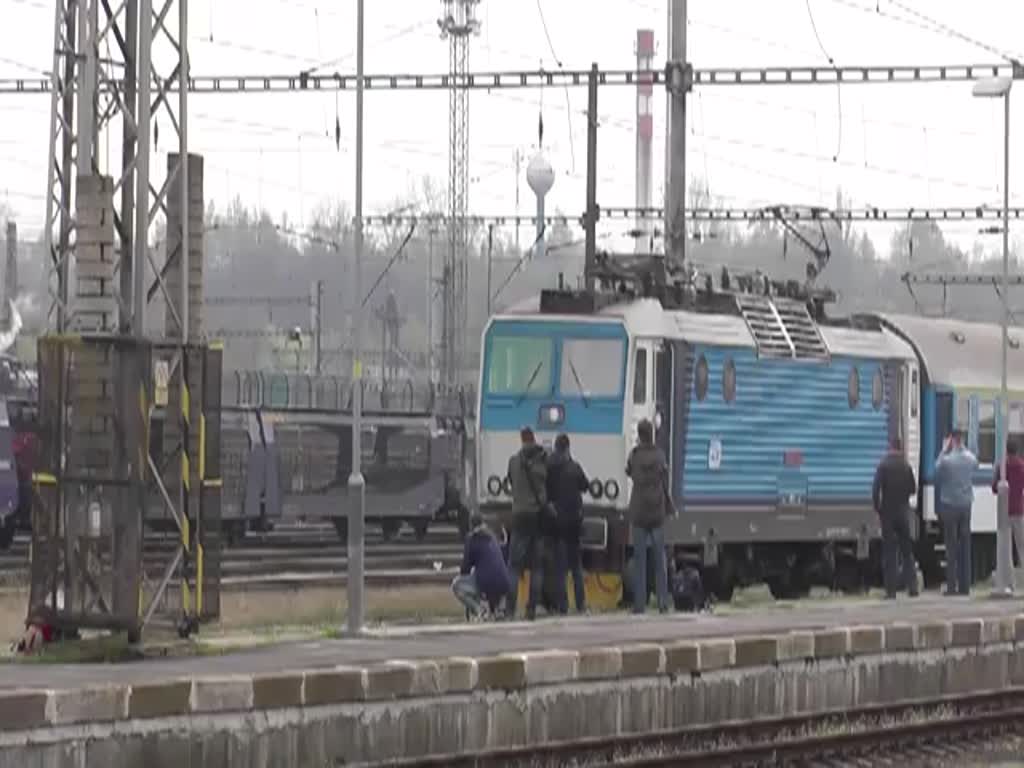 362 117-4 bei der Ausfahrt mit dem R 36157 nach Praha hl.n. aus Cheb. 05.04.2014