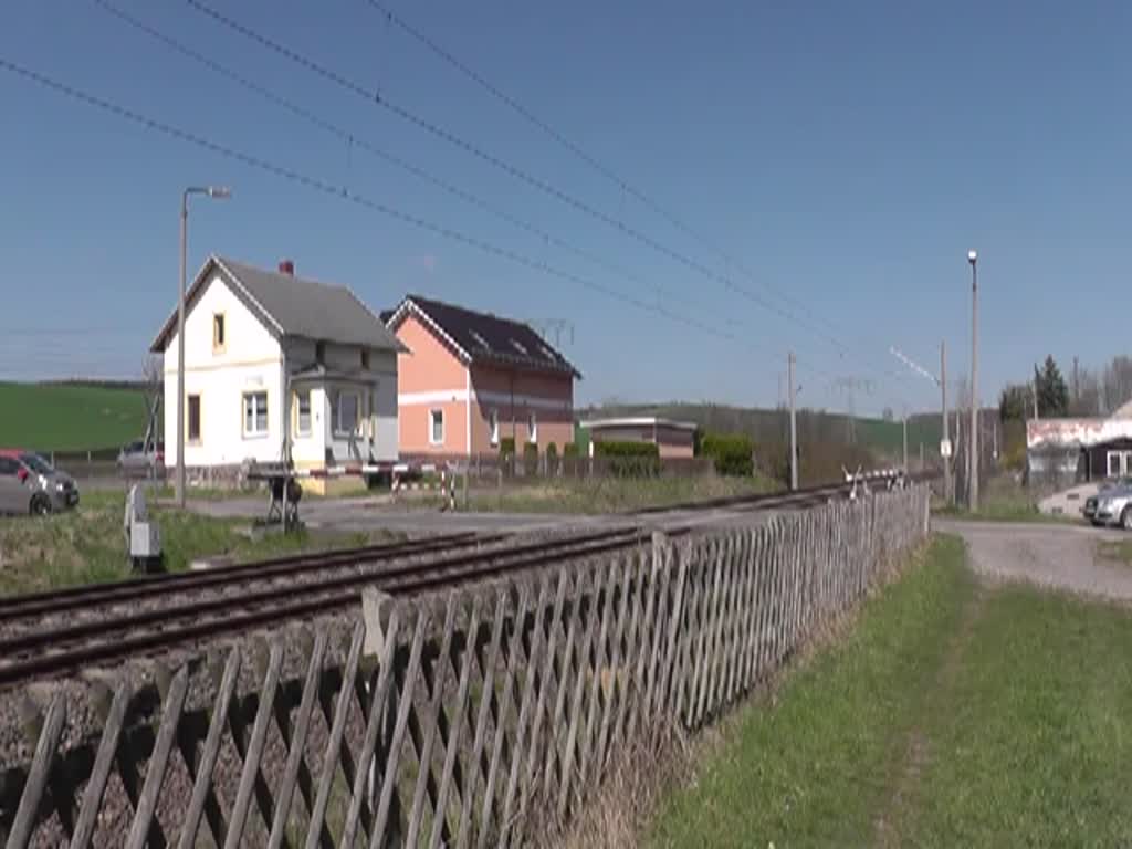 363 156-1 kommt am 20.04.2015 mit der Übergabe EK 55110 (Zwickau - Mosel) am Block in Niederhohndorf vorbei.