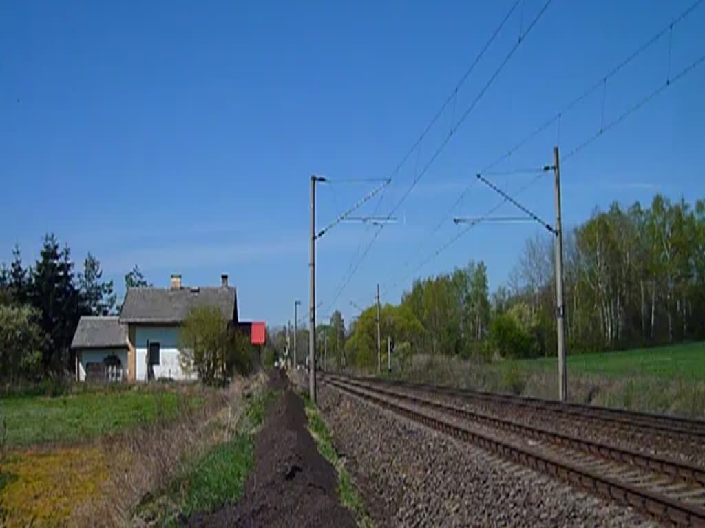 363 505 und 363 527 sind mit einem Güterzug zusehen am 17.04.14 in Chotikov. 