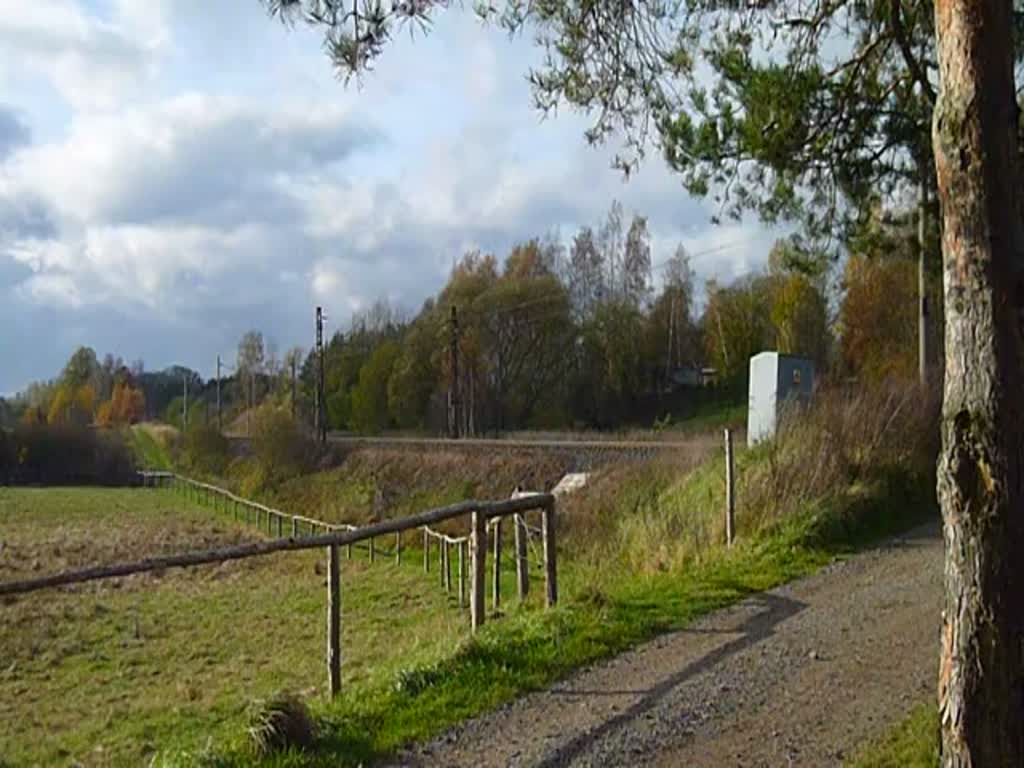 363 511-7, 363 524-0, 742 358-5 und 742 018-5 zu sehen am 25.10.17 in Chotikov.