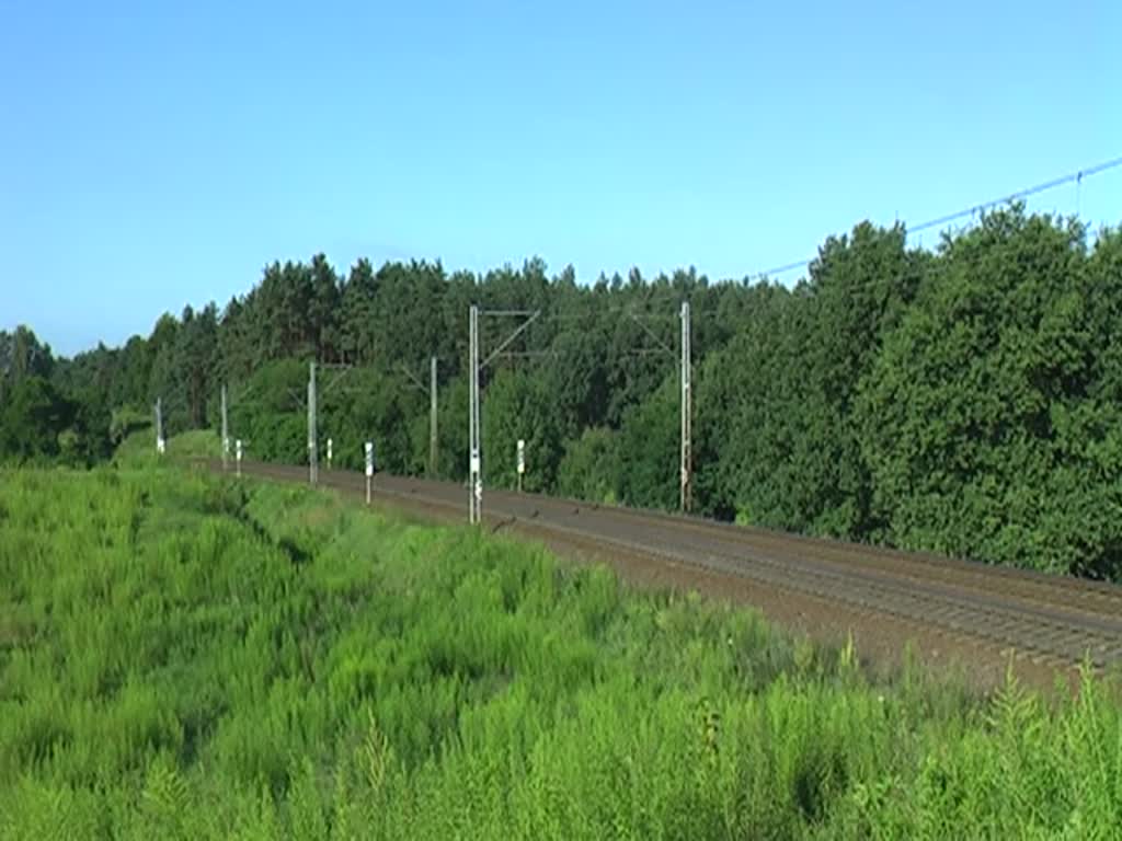 370 005  EM-Deutschland  mit EC 41 von Berlin nach Warschau am 21.07.2012 bei Slubice.