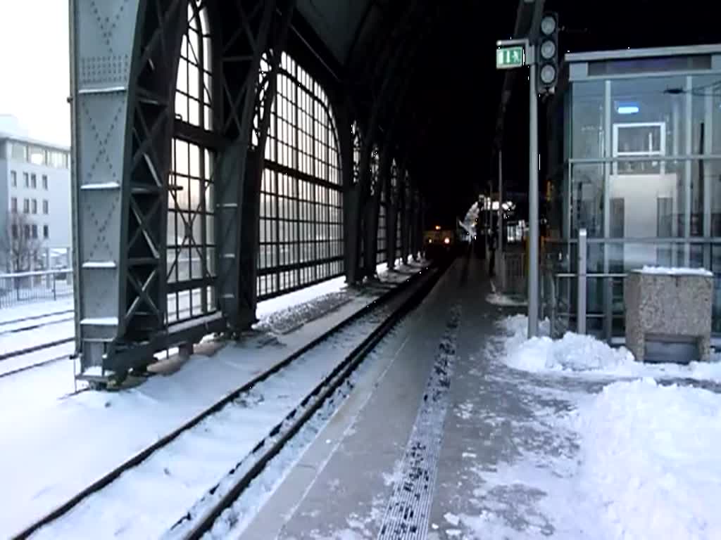 371 001 auf dem weg nach Prag aus dem Dresdner HBF.
Dresden 4.12.10