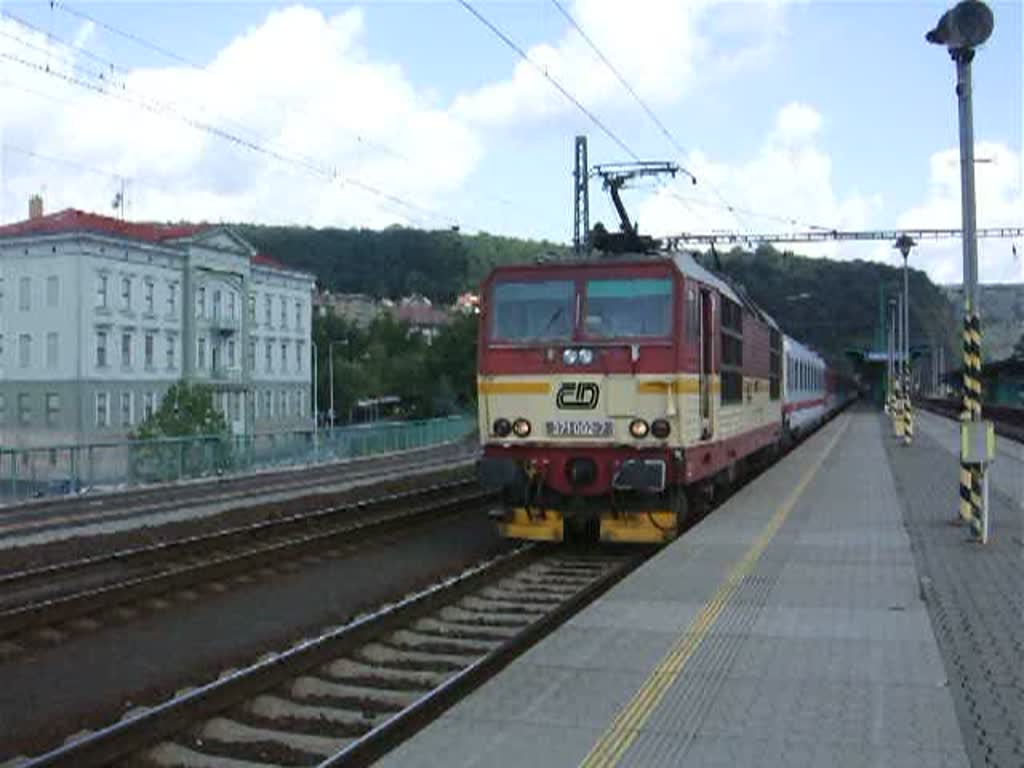 371 002-7 mit EC173 von Hamburg-Altona nach Wien Sdbahnhof Bstg. 1-9 bei der Ausfahrt im Bahnhof Decin hl.n.(13.08.09)