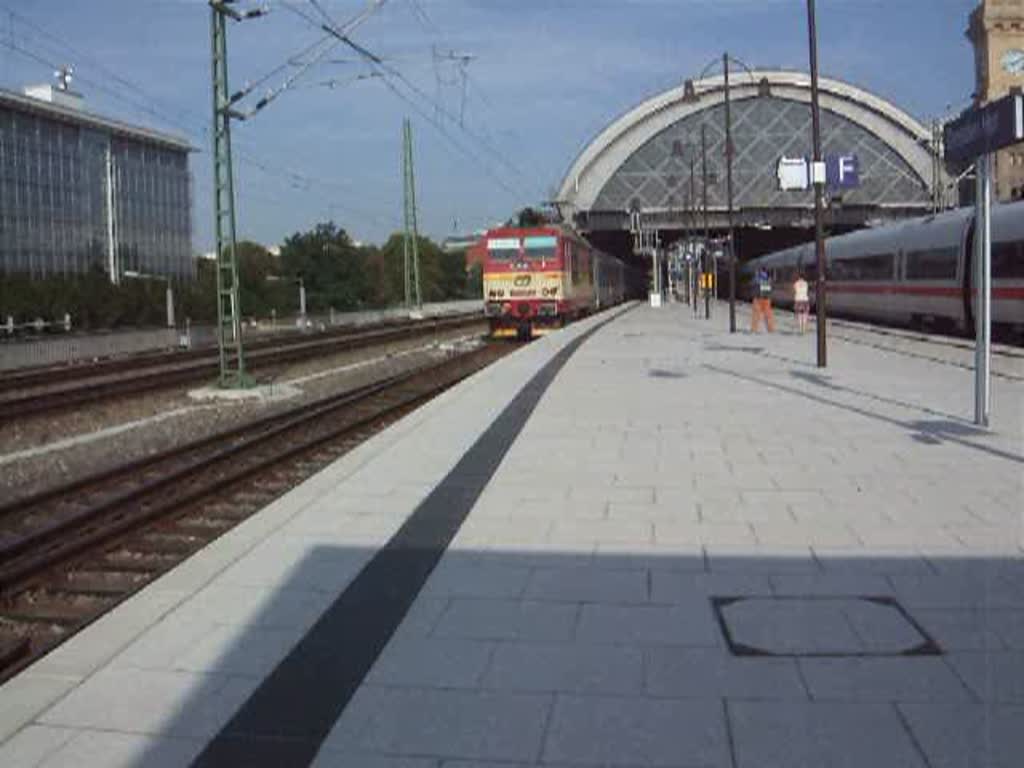 371 005-0 mit EC171 von Berlin Hbf(tief)nach Budapest-Keleti pu bei der Ausfahrt im Dresdener Hbf.(15.08.09) 