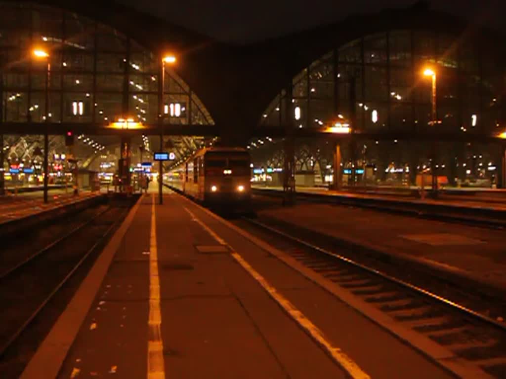 371 015-9 mit CNL 459/IC 61459 von Zrich HB und Erfurt Hbf nach Praha hl.n.kurz bei der Ausfahrt im Leipziger Hbf.24.11.2013 