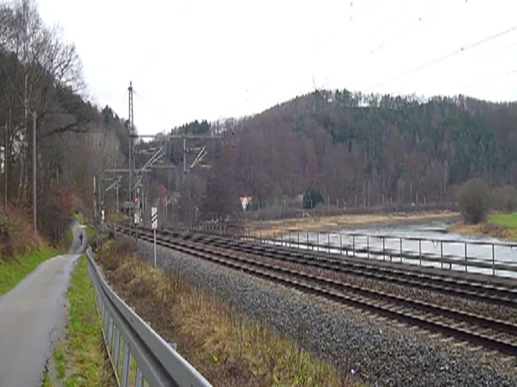 371 201-5 fährt am 20.12.14 mit einem EC durch Königstein.