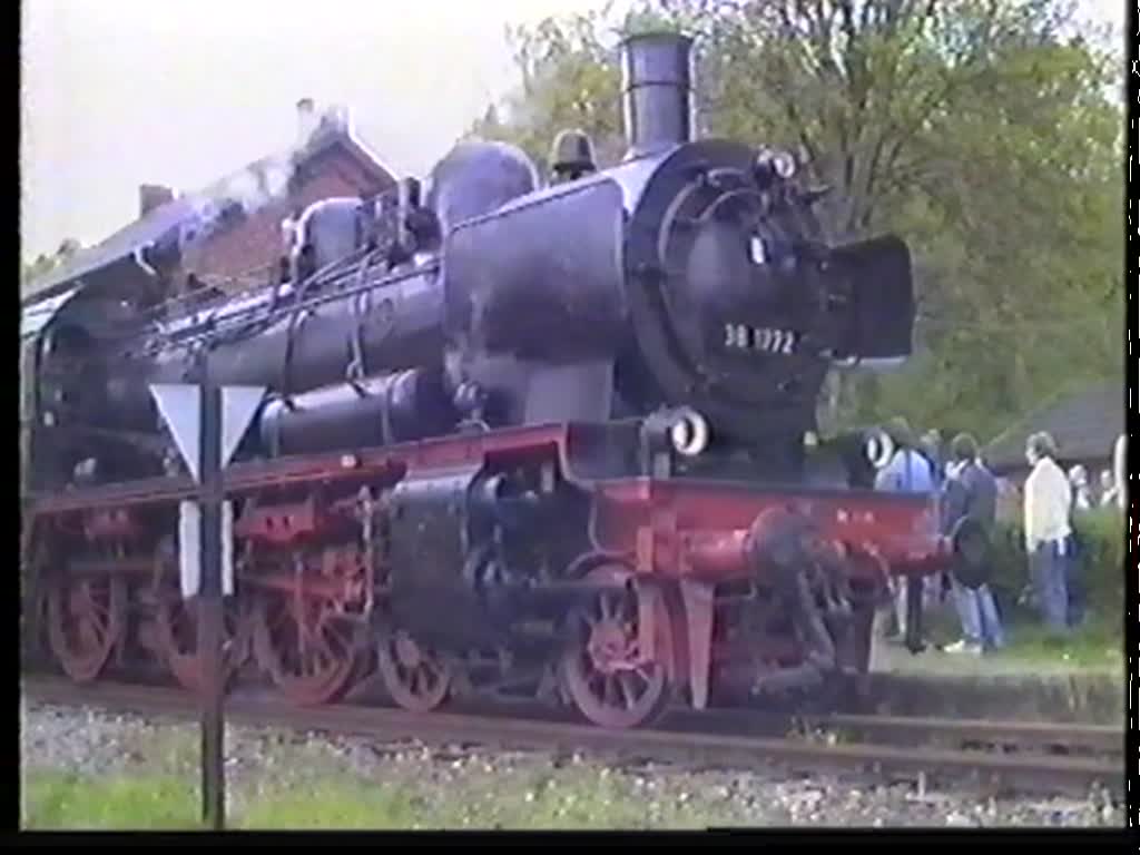 38 1772 am 28. April 1990 auf der Strecke der Teutoburger Wald-Eisenbahn.