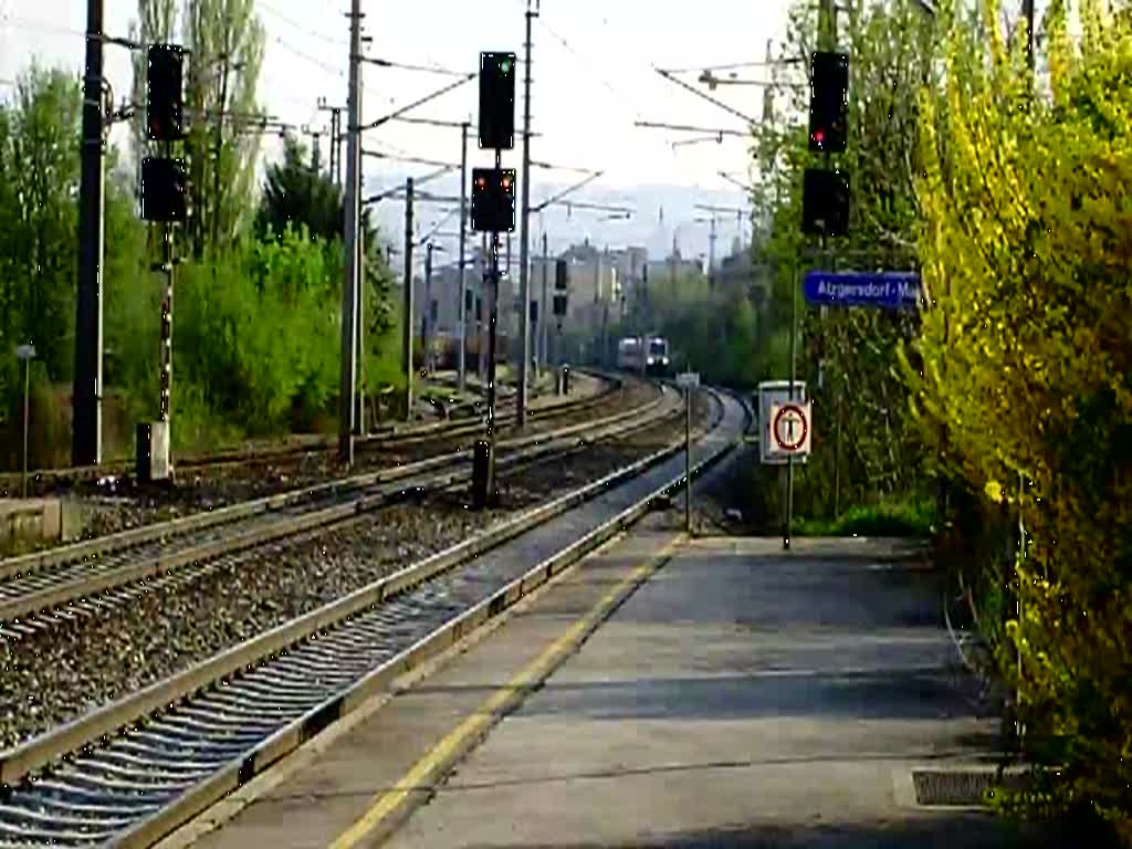 4020 247-5 bei der Einfahrt in die Hst. Atzgersdorf-Mauer am 12.April 2009.