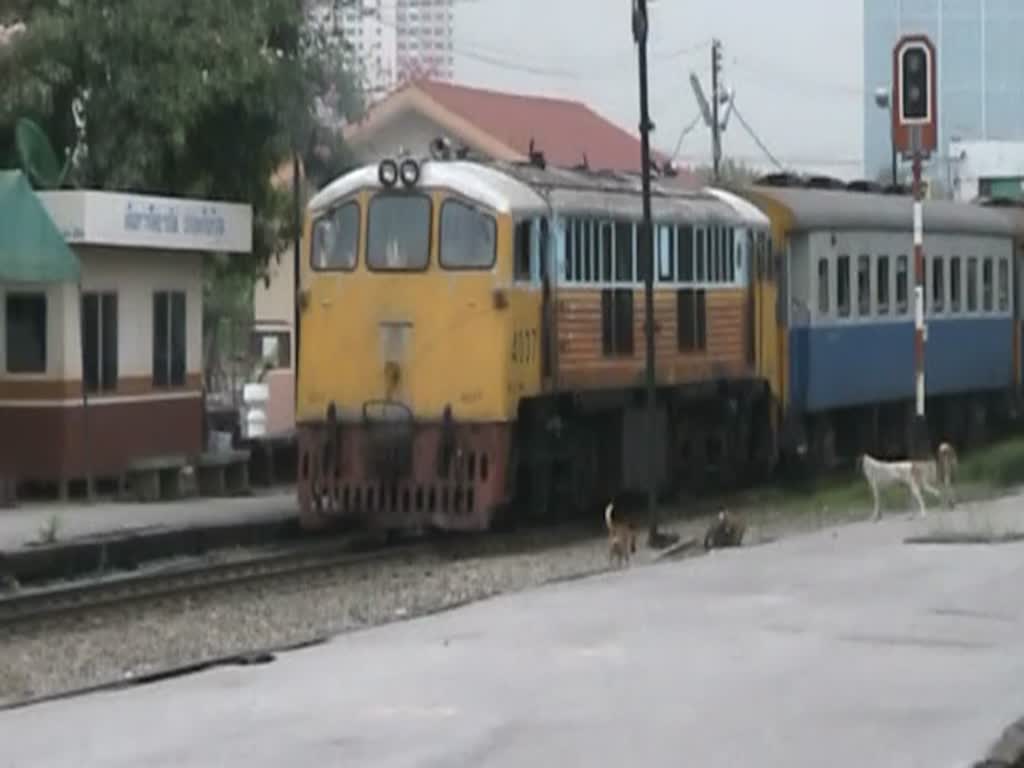 4037 fhrt mit dem ORD 211 nach Taphan Hin am 16.Mrz 2011 aus dem Bahnhof Bang Sue aus.