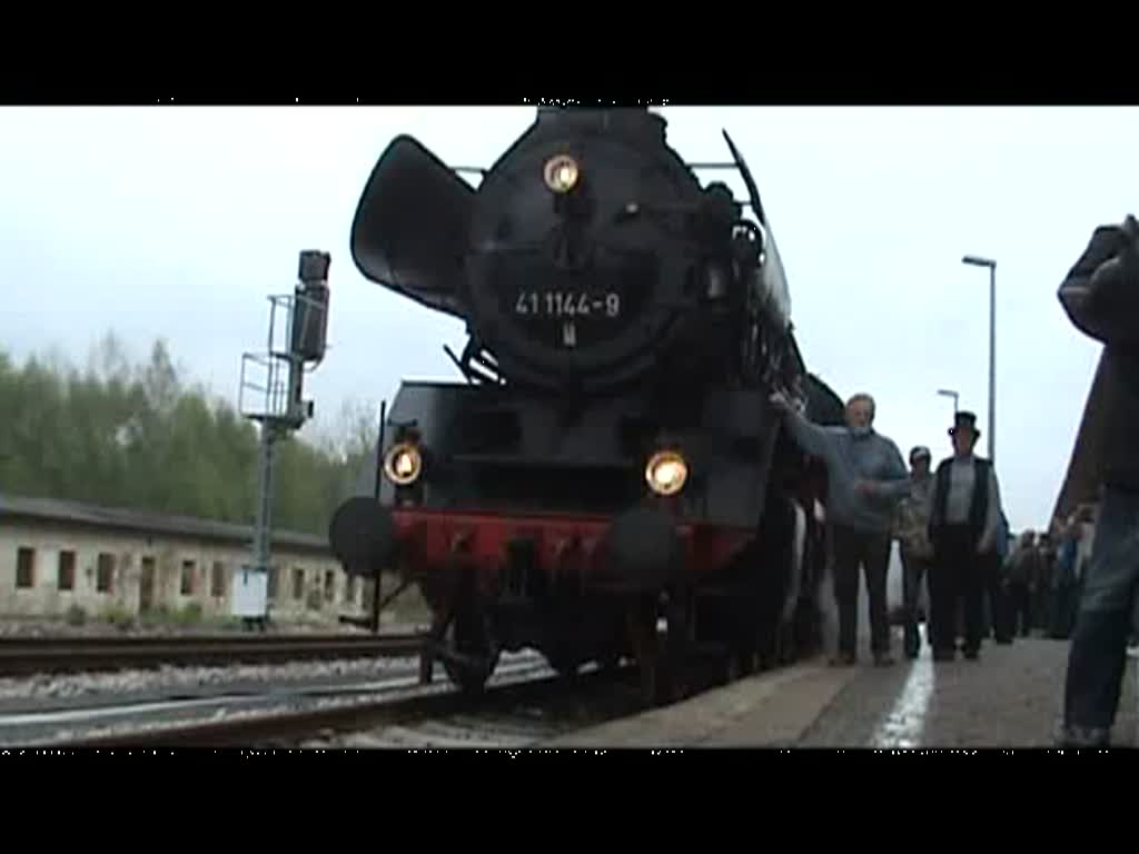 41 1144-9 mit dem Sonderzug Leipzig - Franzensbad (Frantikovy Lzně Tschechien)in Adorf dort war Wasserhalt so muste die Lok zum Wassernehmen fahren, einige Rangierfahrten in Adorf 13.05.2010