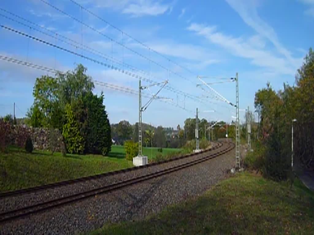 421 372-4 mit Schiebelok 295 088-9 zu sehen mit einem Containerzug am 27.10.14 in Röttis/V. 