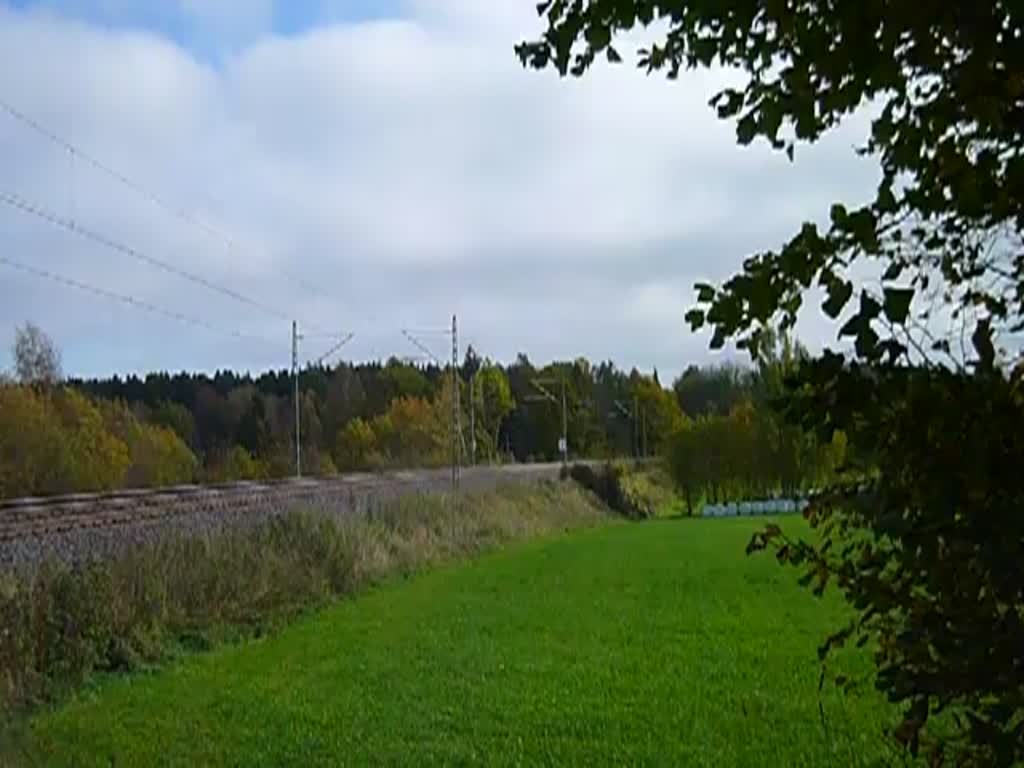 421 372-4 mit Schiebelok 295 088-9 zu sehen mit einem Containerzug am 27.10.14 in Oberjößnitz/V. 