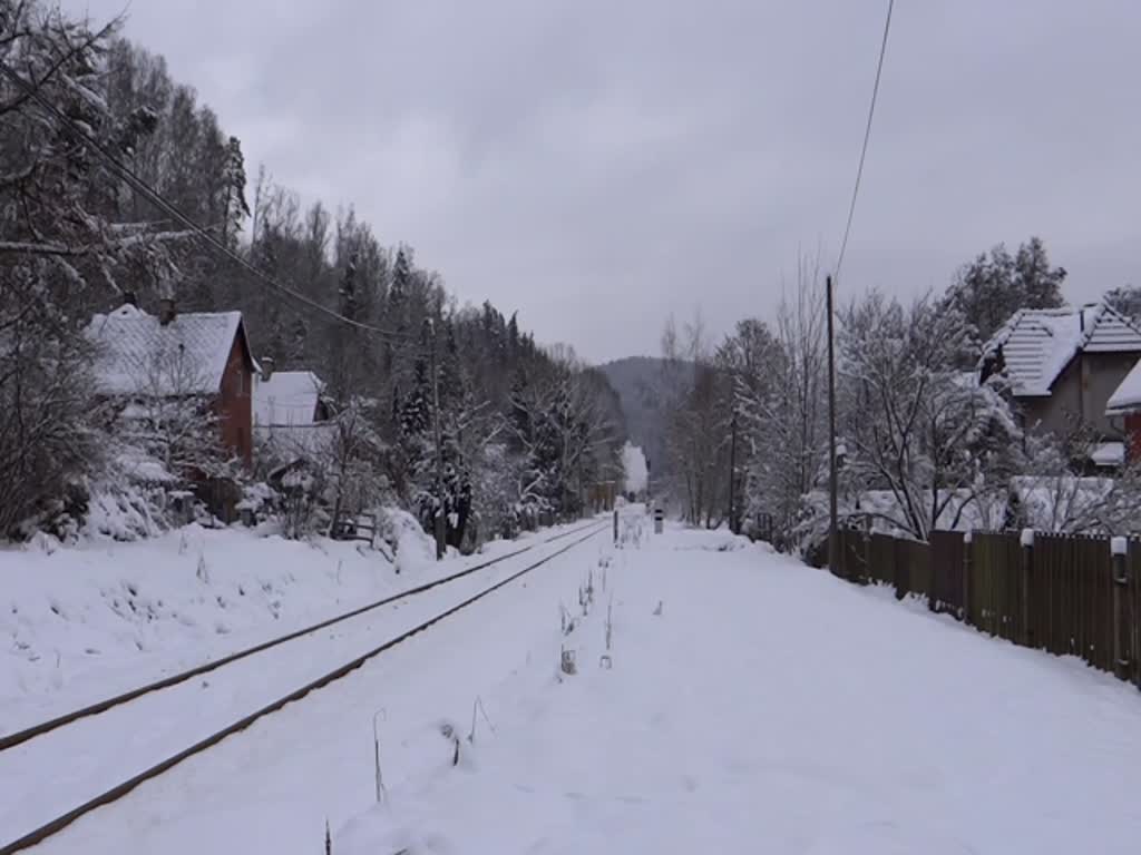 475 111 fuhr am 02.12.23 von Sokolov nach Kraslice und zurück. Hier ist der Zug bei der kraftvollen Ausfahrt in Olovi zu sehen. Am Zugschluss war 745 703.