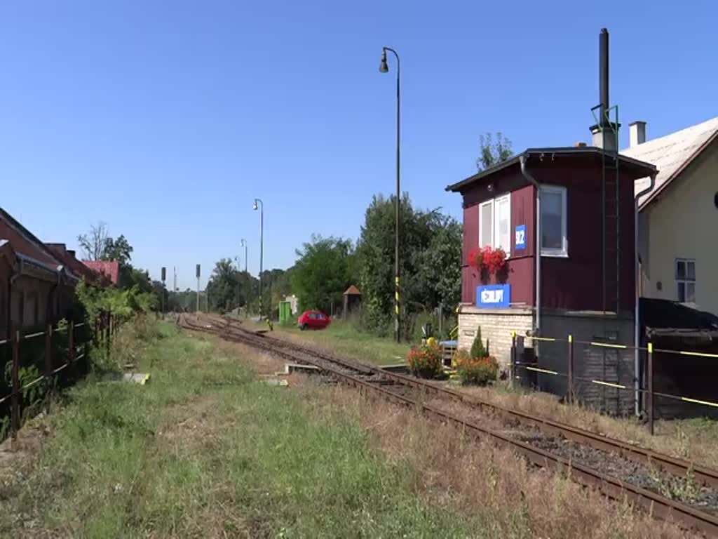 477 043 fuhr am 27.08.16 von Lužná u Rakovníka nach Chomutov. Dort steht ein Besuch des Depots des Technischen Nationalmuseums Prag auf dem Programm. Hier der Zug in Měcholupy.