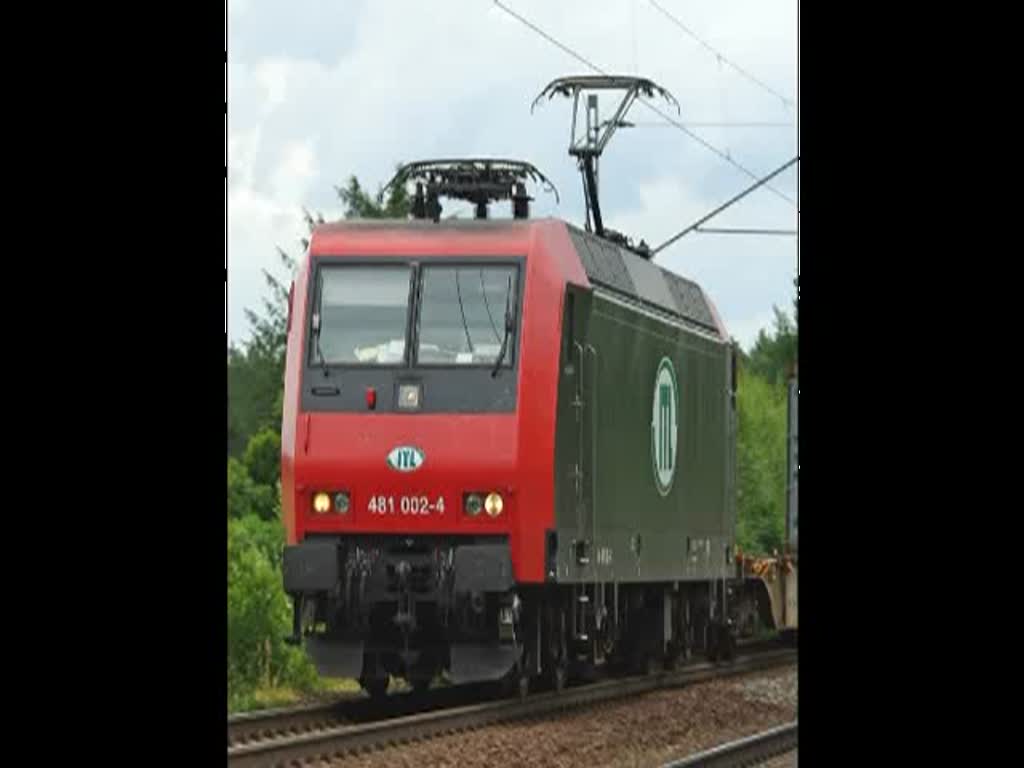 481 002-4 bringt ihren Containerzug in Richtung Norden. Als Gegenzug kam dann noch 145 033-7 mit Containerzug in Richtung Sden durch's Bild.  Aufgenommen am 06.07.2010 in Radbruch.