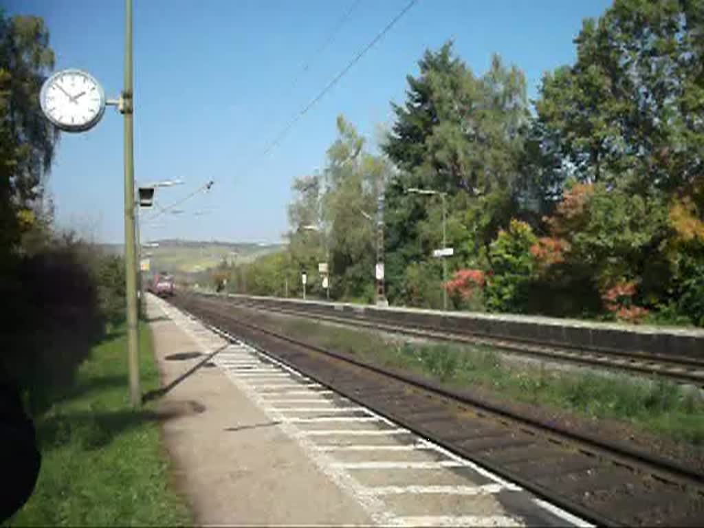 482 004 mit dem DGS 88913 nach Wassertrdingen am 13.10.10, Richtung Wrzburg, durch Himmelstadt.