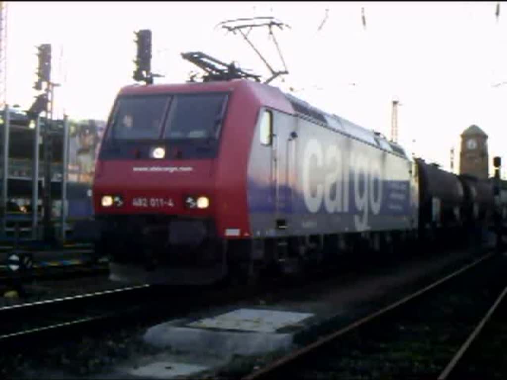 482 011-4  SBB Cargo stellt Lokfhrer ein  beschleunigt ihren Kesselwagenzug aus Basel Bad Bf in Richtung Schweiz. 18.03.08
