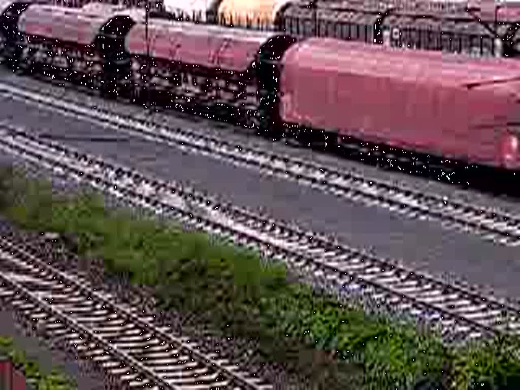 482 032 der SBB fuhr am 12.05.2009 mit einem Kesselzug in den Seelzer Rbf. ein.Gefilmt von der Fussgngerbrcke.