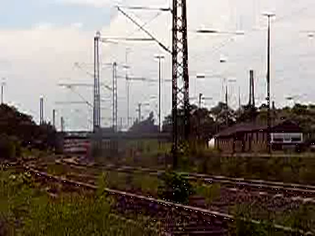 482 046-0 der Cargo mit einem geschlossenen Autotransportzug kurz vor dem Seelzer Rbf.am 26.05.2009