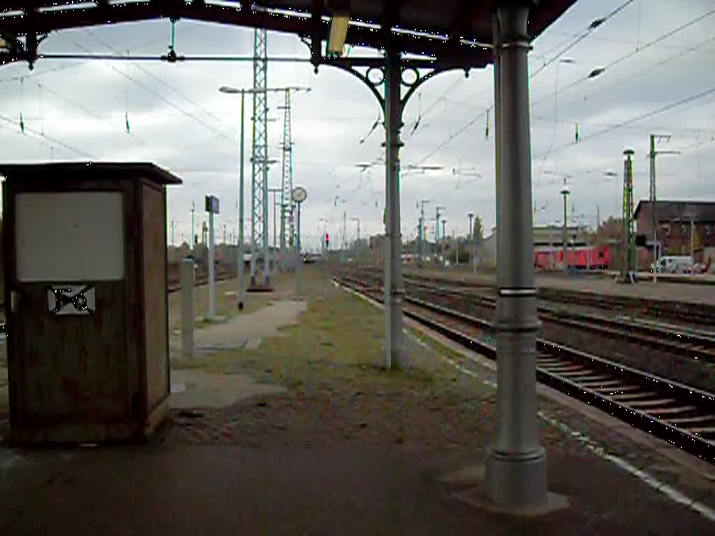 482 und einer V100 mit einem leerem Holzzug in Richtung Magdeburg.
Durchfahrt Stendal Bahnsteig 4.