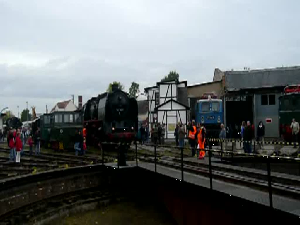 50 3501 darf nun vor den Augen der Besucher des DR-Dieselloktreffens vorsichtig die Drehscheibe im Bw Weimar betreten, um einmal gewendet zu werden. (10.10.2009)