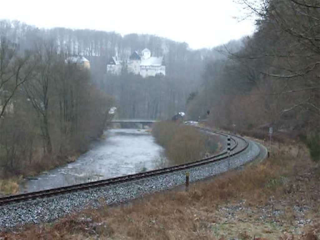 52 8079-7 ist mit einem Sonderzug am 12.12.2009 im Flhatal unterhalb der Burg Rauenstein unterwegs