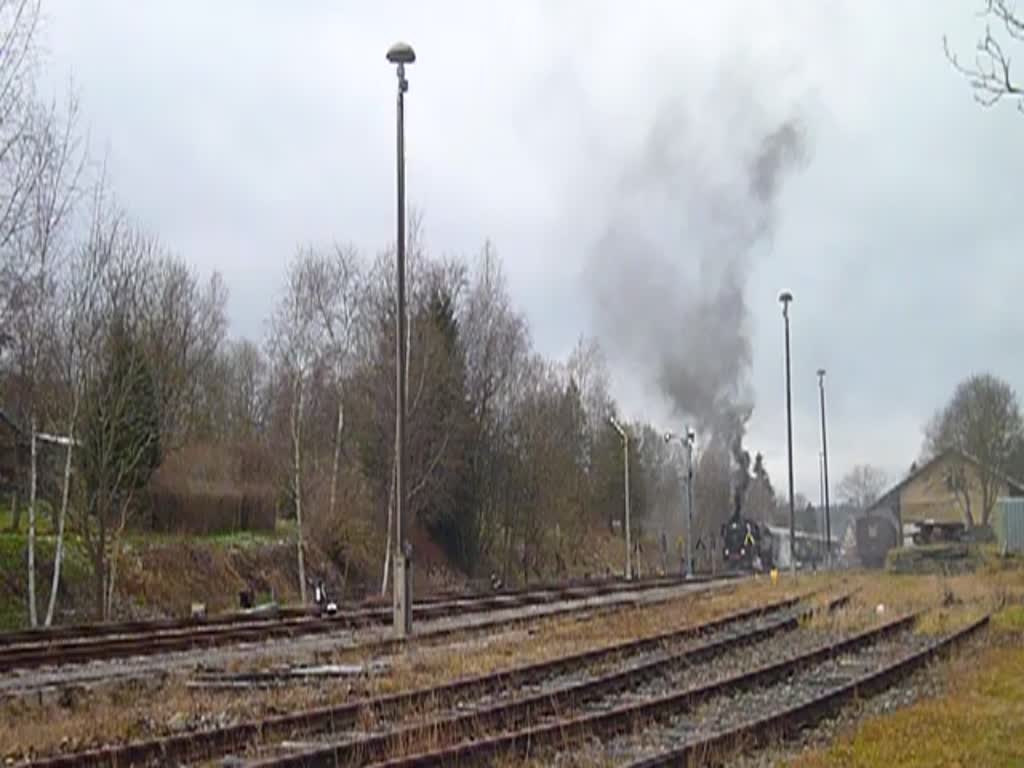 52 8131-6 fuhr am 21.12.14 mit dem Berliner Sonderzug nach Annaberg-Buchholz. Hier die Ausfahrt in Schlettau.