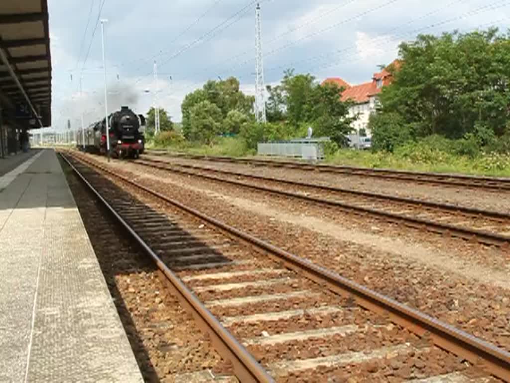 52 8177-9+V100.2009(Hinten)mit Sonderzug vom Bahnwerk Neustrelitz (Netinera Werke GmbH)nach Neustrelitz Hafen bei der Durchfahrt im Bahnhof Neustrelitz.(17.06.2011)