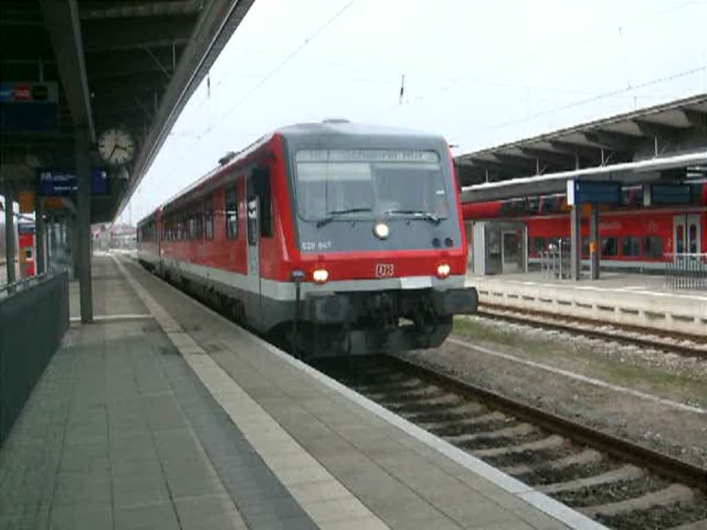 628 647 als RE33024 von Rostock Hbf Richtung Schwerin Hbf bei der Ausfahrt um 15.35 Uhr im Rostocker Hbf.(30.03.10)