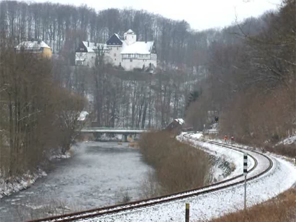 65 1049 befhrt am 13.12.2009 mit dem SEM-Reisezug die Flhatalbahn, hier oberhalb des Haltepunktes Lengefeld-Rauenstein