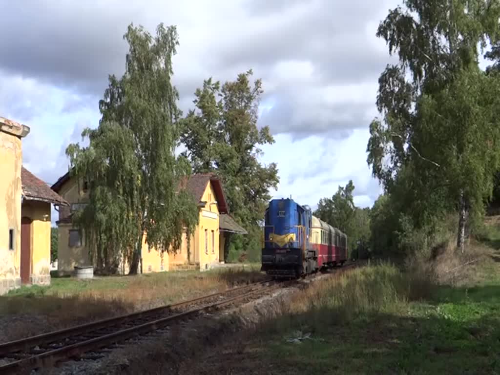 740 692-9 (KZC) als R 1270 zu sehen am 23.09.23 bei der Abfahrt in Zavidov.