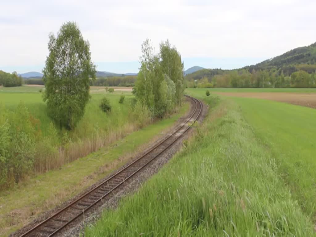 750 338-4 zu sehen mit Mn 86120 bei der Ausfahrt in Brniště am 24.05.21. Gruß zurück!!