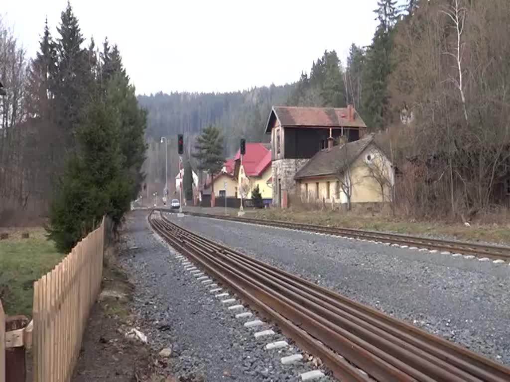 754 074-3 mit Rx 776 Pancíř bei der Einfahrt in Zelená Lhota am 07.02.16.