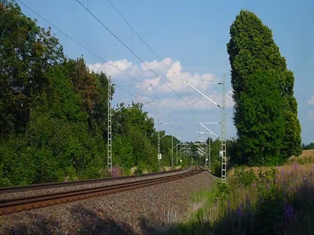 76 111 (SWT) fuhr am 19.07.17 mit einem leeren Schrottzug von Könitz nach Cheb (CZ). Die Züge fahren zur Zeit über Gera-Werdau und Plauen/V. oberer Bahnhof, da auf der Strecke Weida-Mehltheuer gebaut wird. Hier ist der Zug bei Plauen/V. zu sehen.