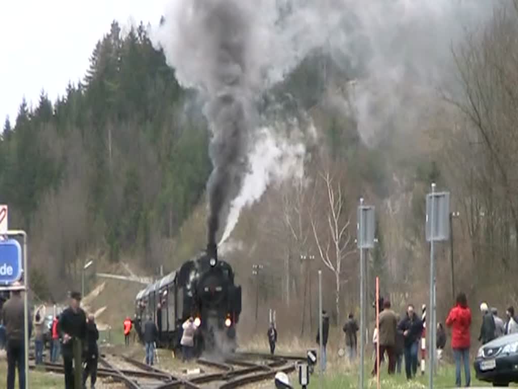 93.1420 des  Verein Neue Landesbahn  am 15.April 2012 mit dem SR 14602 in St. Aegyd am Neuwalde ausfahrend.

