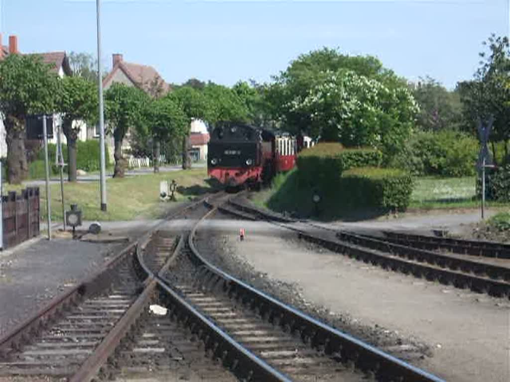 99 2321-0 mit MBB14626 von Bad Doberan Richtung Ostseebad Khlungsborn West bei der Einfahrt im Bahnhof Khlungsborn West.(10.05.09)