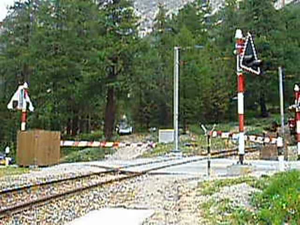 ABe 4/4 II Nr. 49 und 42 berqueren mit ihrem Zug den Bahnbergang der Berninastrasse oberhalb des Bahnhofs Morteratsch, 04. Aug. 2004