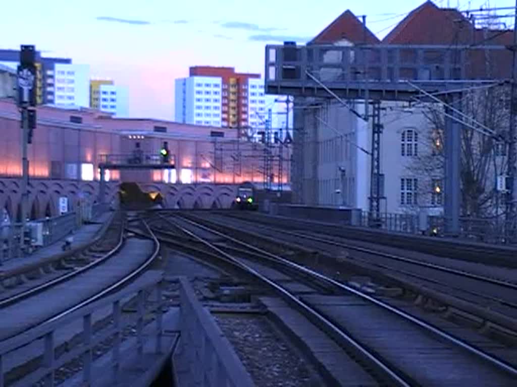 Abendstimmung auf dem Alexanderplatz. Ein Regionalzug fhrt ein, eine S-Bahn fhrt aus. Im Hintergrund das neue Kaufhaus Alexa. 18.3.2008