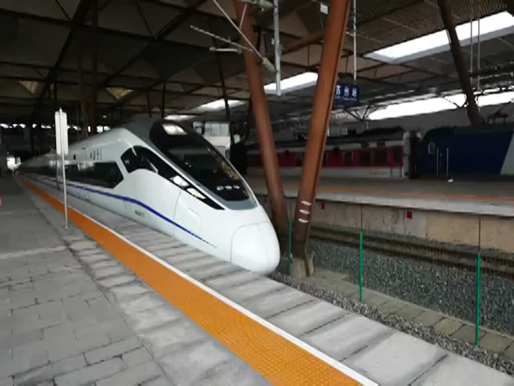 Abfahrt von CRH380D-1511 aus Suzhou Hauptbahnhof in Richtung Nanjing, 20.06.15