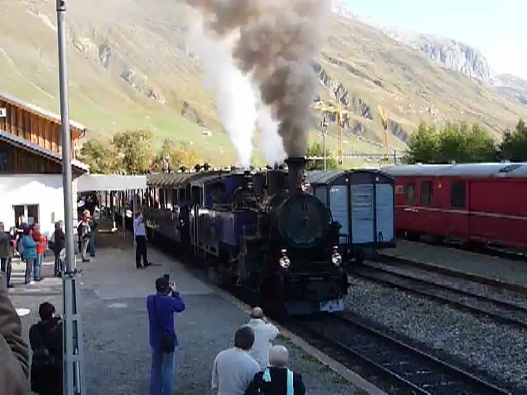 Abfahrt des DFB-Zuges nach Oberwald mit Lok 1  Furkahorn  am frhen Morgen des 2.10.11 im Bahnhof Realp.