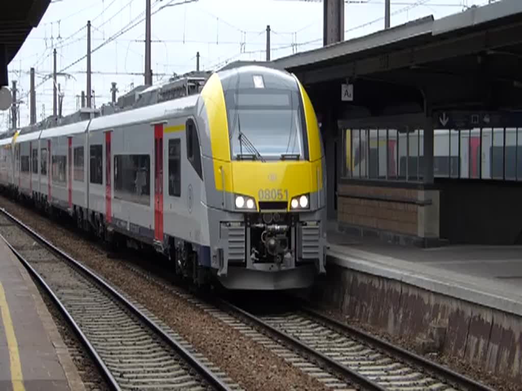 Abfahrt der Desiro Triebzge SNCB 08051 & 08049 im Bahnhof von Brssel Midi.  10.05.2013