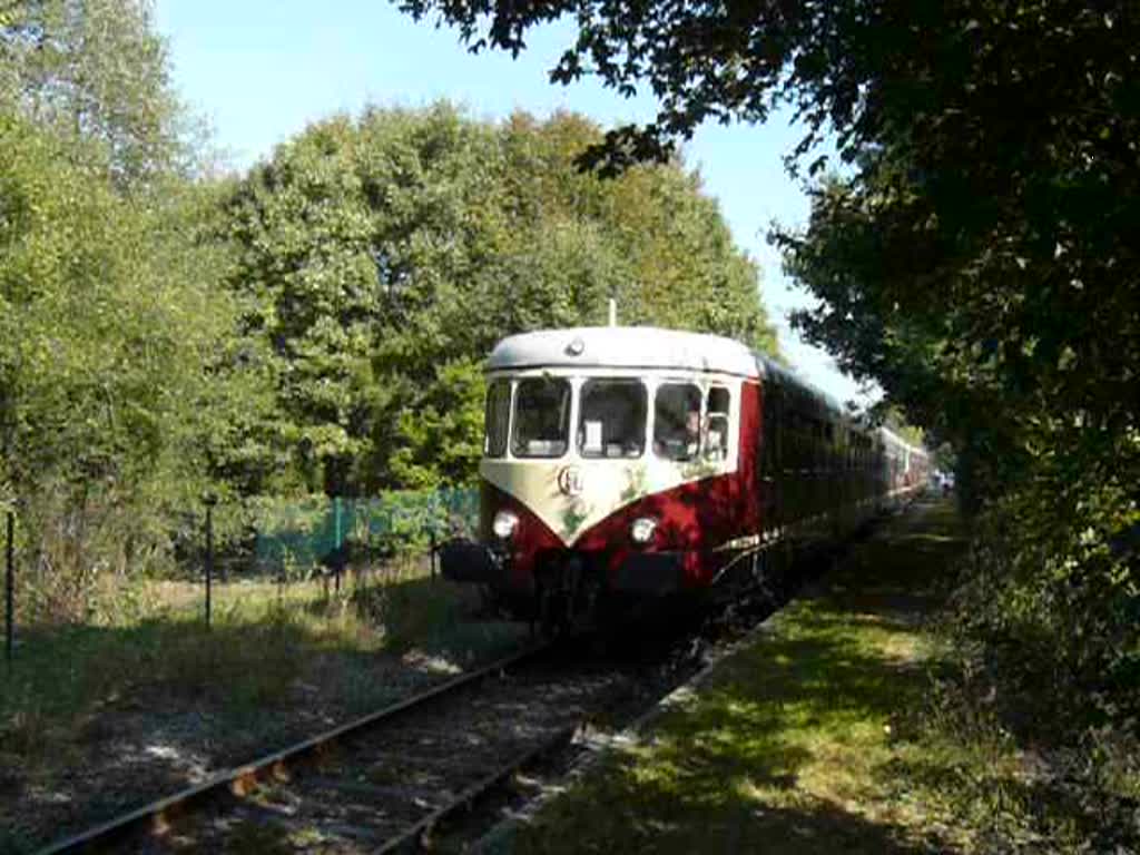 Abfahrt einer Doppeleinheit Westwaggon im Bahnhof von Vierves-sur-Viroin in Richtung Marienbourg am 27.09.09.