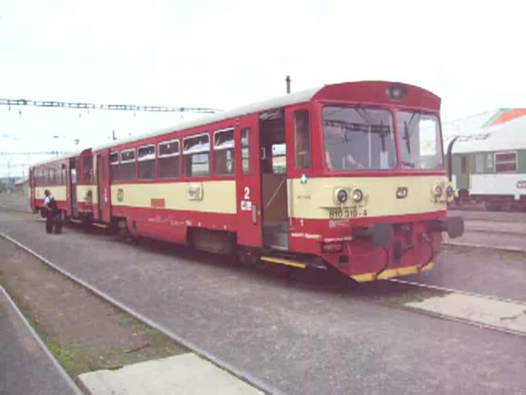 Abfahrt eines Schienenbusses (mit Beiwagen) im Bf Chomutov. Ich nehme an es handelt sich um eine Betriebsfahrt, weil die Tren noch offen sind