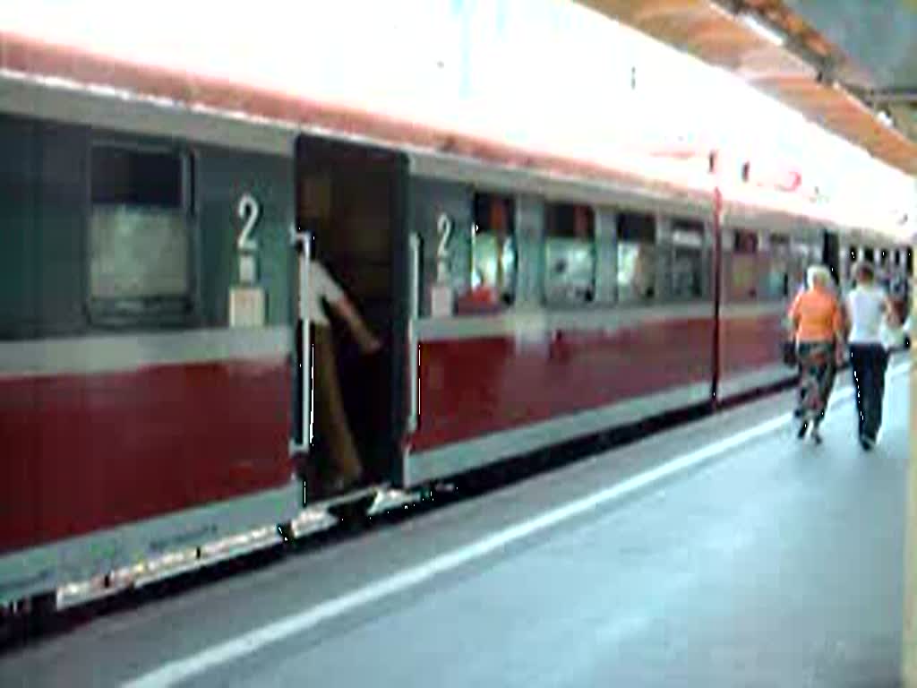 Abfahrt eines Triebzuges der Baureihe EN57-1216ra in Sosnowiec Glowny im Sommer 2006.