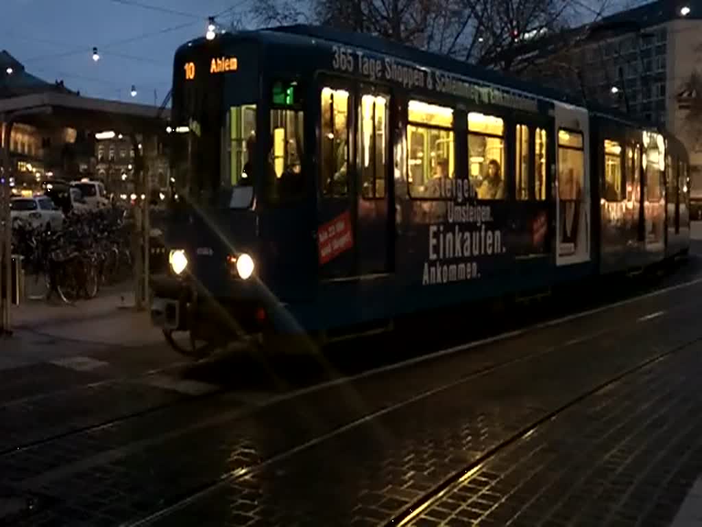 Abfahrt Stadtbahnlinie 10 am Hauptbahnhof in Hannover, am 23.01.11.