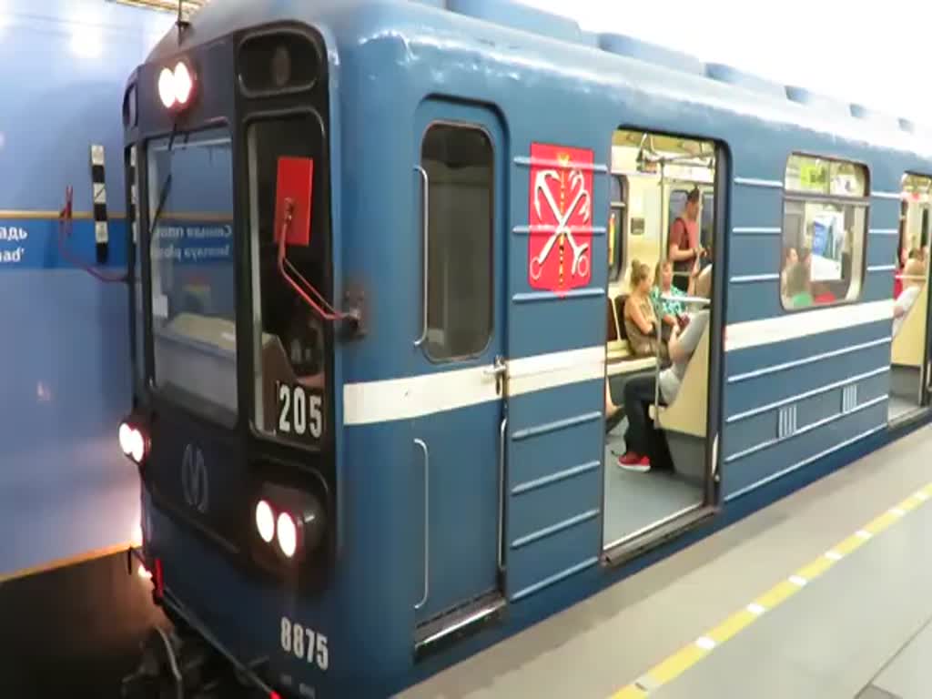 Abfahrt einer U-Bahn in der Station Сенная площадь (Sennaya Ploschad), Sankt Petersburg, 12.8.17  